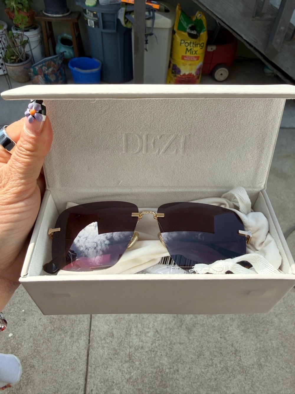 DEZI ‘2000s’ Rimless Purple Gradient Sunglasses with Gold Accents